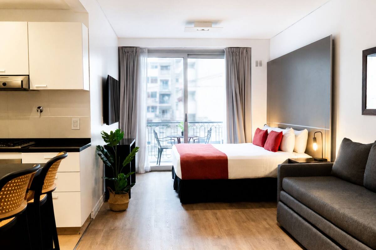 Studio Suite | In-room safe, WiFi (free), individually decorated