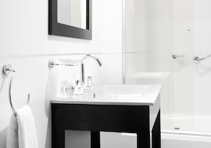 Combined shower/tub, deep soaking tub, rainfall showerhead
