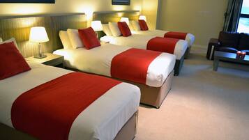 Bureau, fer et planche à repasser, lits bébé (gratuits)