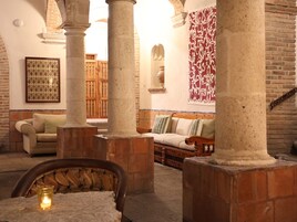 Se sirven desayunos, almuerzos y cenas; cocina internacional