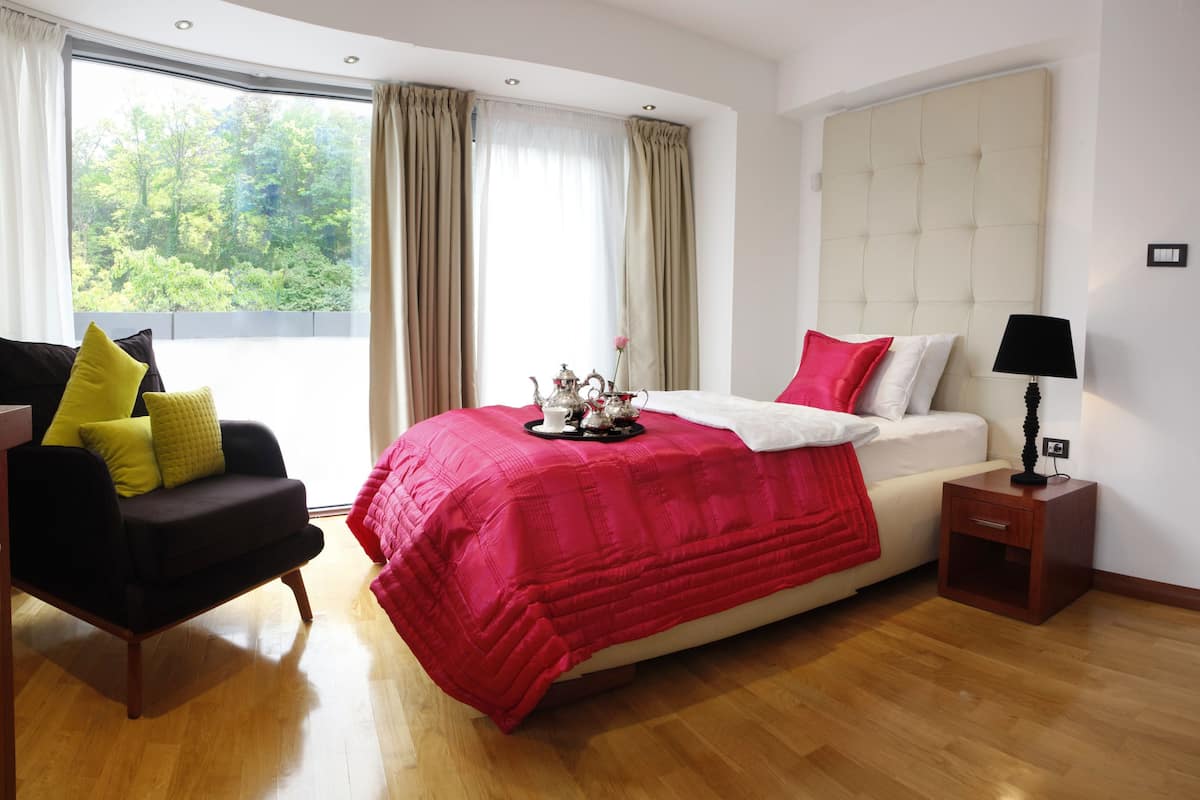 Standard-Doppelzimmer | Allergikerbettwaren, Minibar, Zimmersafe, Verdunkelungsvorhänge