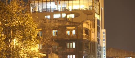 Depan hartanah - siang/malam