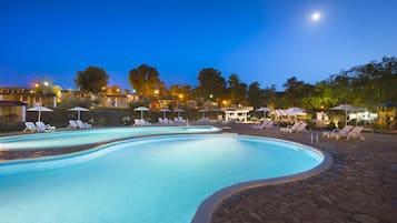 2 outdoor pools