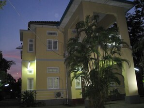 Un bâtiment à deux étages, doté de nombreuses fenêtres et d’un appareil de climatisation.