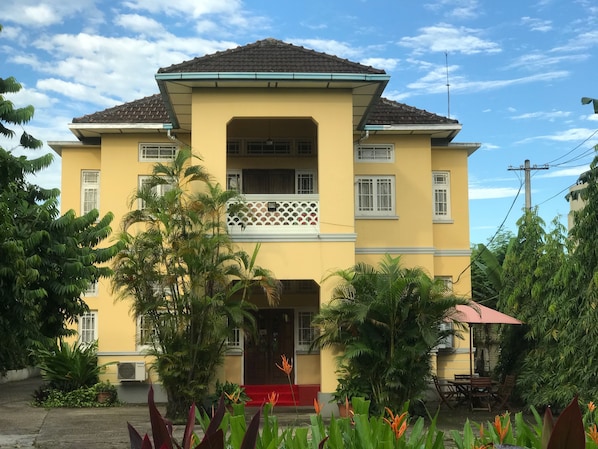 Front of property - Golden Guest Inn (Yangon)