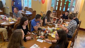 فطور إنجليزي يوميًا بتكلفة قدرها (10 USD للشخص)