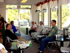A room with a table, chairs, and a window with curtains. - Ken-Bar Lodge (Gilbertsville)