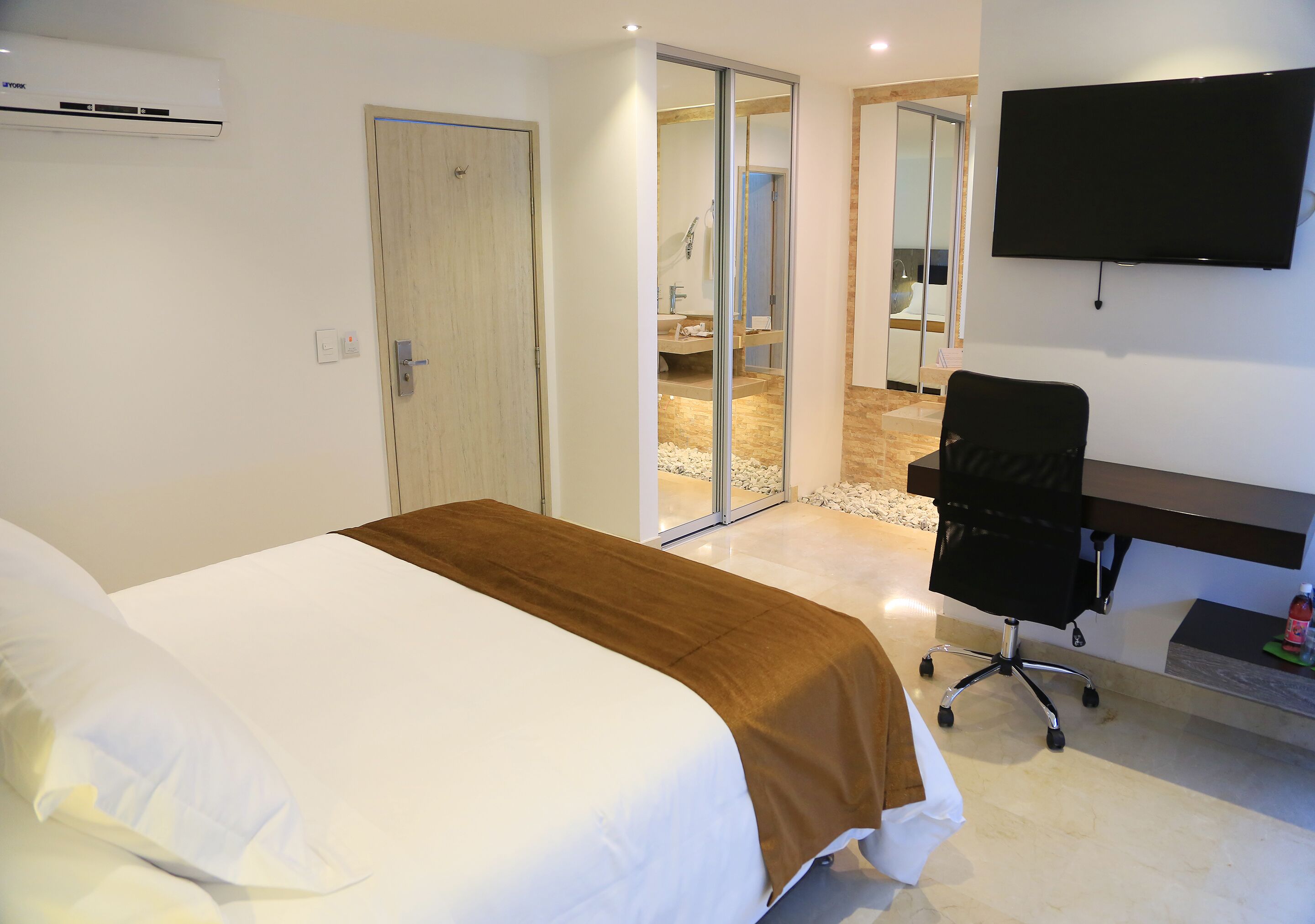 Photo - Washington Plaza