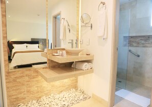 Habitación estándar, 1 cama doble | Ropa de cama de alta calidad, edredones de plumas, minibar y caja fuerte