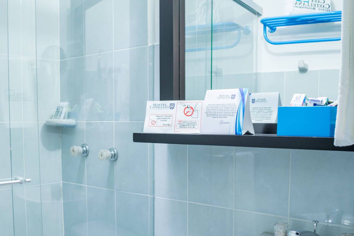 standard single room | bathroom | shower, hair dryer, towels