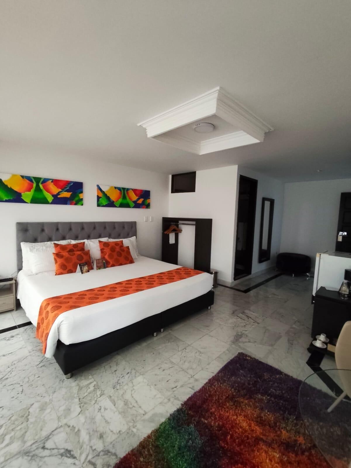 迷你吧、免费 WiFi、床单