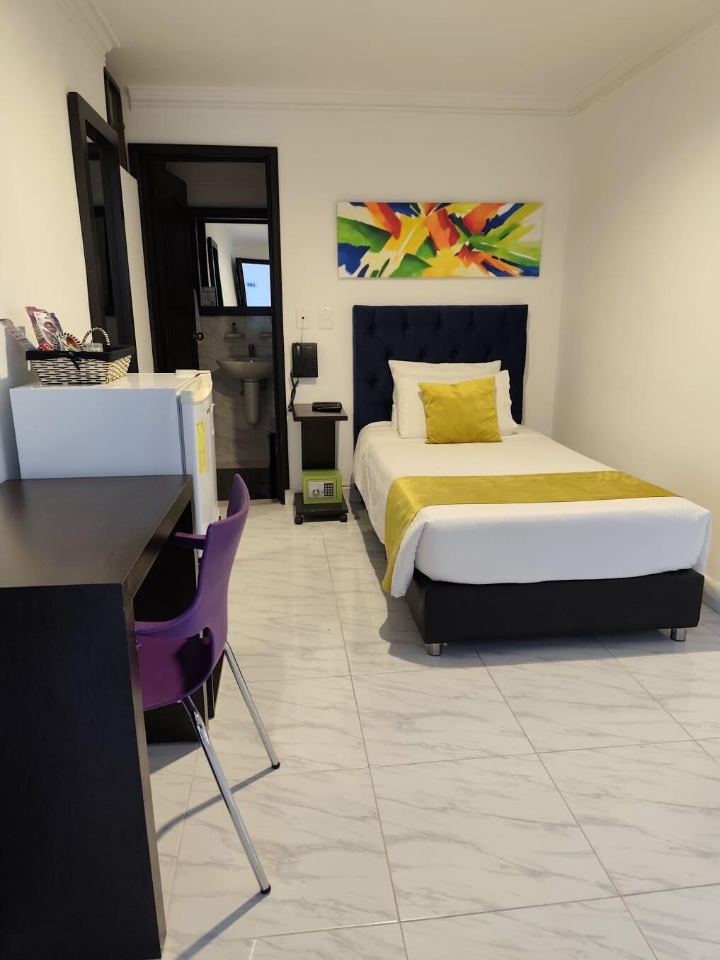 迷你吧、免费 WiFi、床单