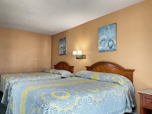 Habitación familiar doble | Escritorio, tabla de planchar con plancha, wifi gratis y ropa de cama