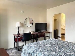 Habitación estándar | Escritorio, tabla de planchar con plancha, wifi gratis y ropa de cama