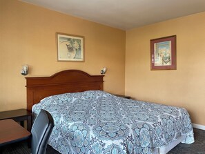 Superior Room | Desk, iron/ironing board, free WiFi, bed sheets - Hollywood La Brea Inn (Los Angeles)