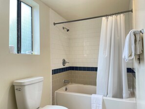 Habitación familiar doble | Baño | Ducha y bañera combinadas, secador de pelo y toallas