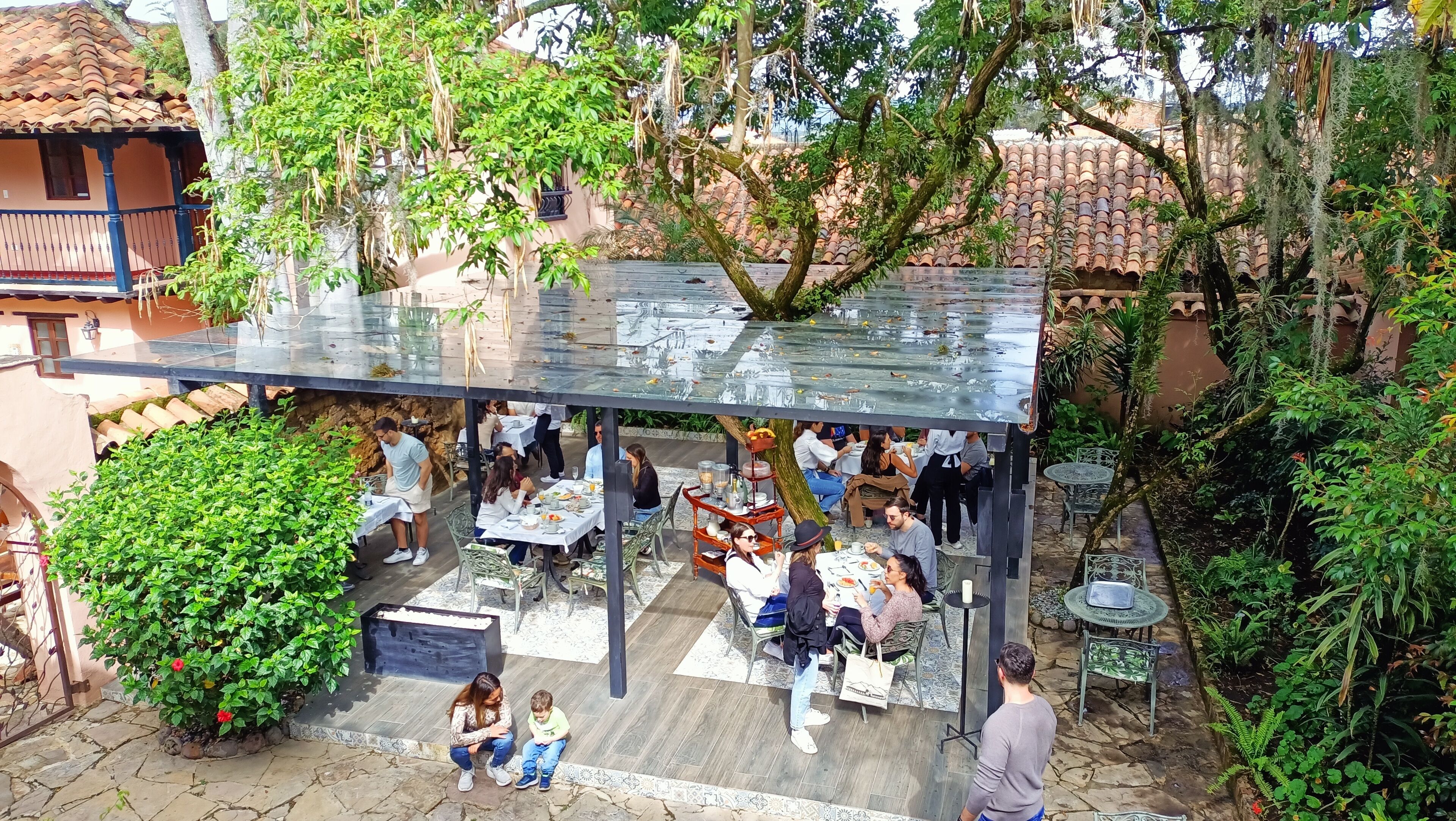 lunch, dinner and brunch served