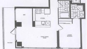 Grundriss eines Hotelzimmers mit Wohnbereich, Küche, Schlafzimmer und Balkon.