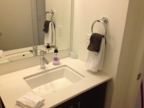 Apartment, 2 Bedrooms | Bathroom amenities