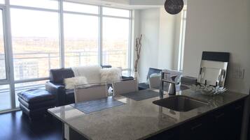 Căn hộ, 2 phòng ngủ | Phòng khách | TV màn hình phẳng