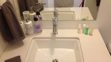 Apartemen, 2 kamar tidur | Wastafel kamar mandi