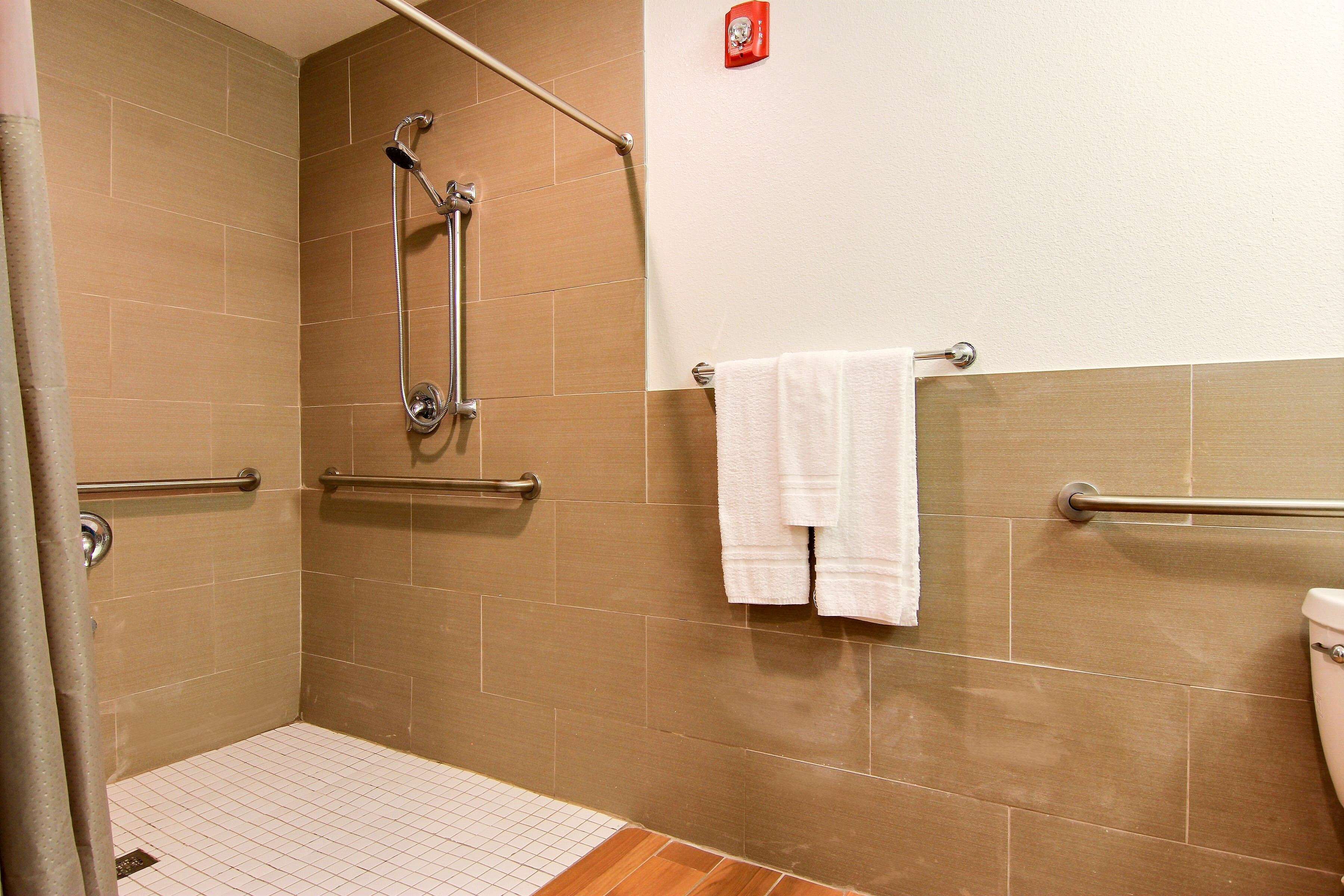 Combined shower/bathtub, free toiletries, hair dryer, towels