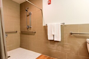 Bañera con ducha, artículos de tocador gratuitos, secador de pelo
