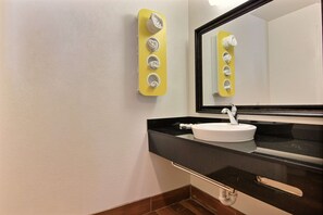 Een bad/douchecombinatie, gratis toiletartikelen, een haardroger