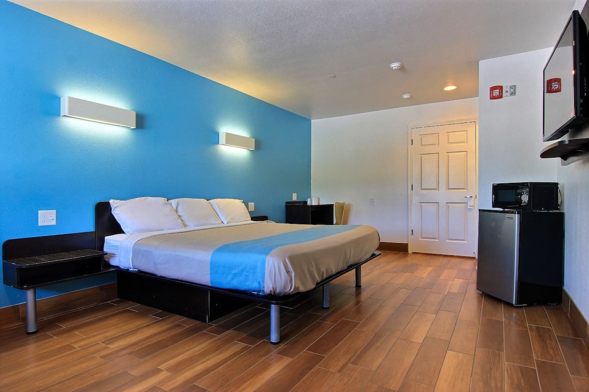 Free WiFi, bed sheets