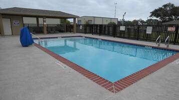 Een seizoensgebonden buitenzwembad