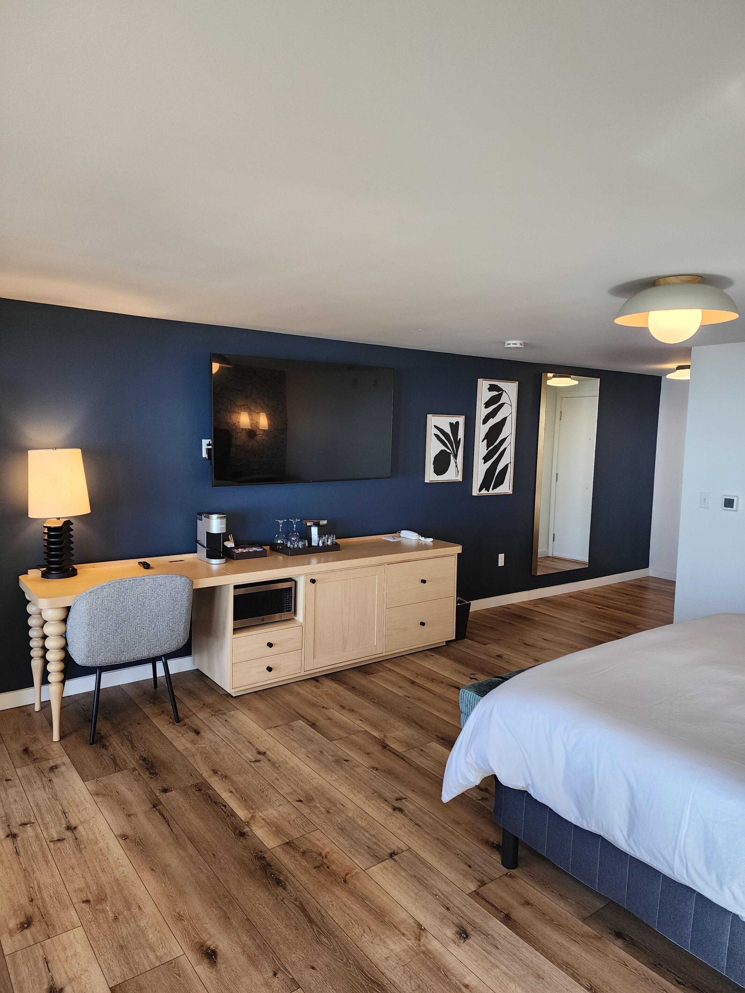 Estudio exclusivo, 1 cama King size, regadera para personas con discapacidad, vista al océano | Tabla de planchar con plancha y ropa de cama 