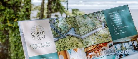 Une brochure présentant le complexe Ocean Crest Resort, mettant en avant ses atouts, tels que la vue sur l’océan, une piscine et un centre de remise en forme.