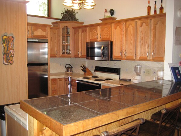 Condo, 4 Bedrooms | Private kitchen | Full-size fridge, microwave, oven, stovetop