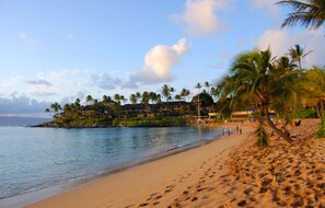 On the beach, white sand, beach towels - Hale Napili (Lahaina)