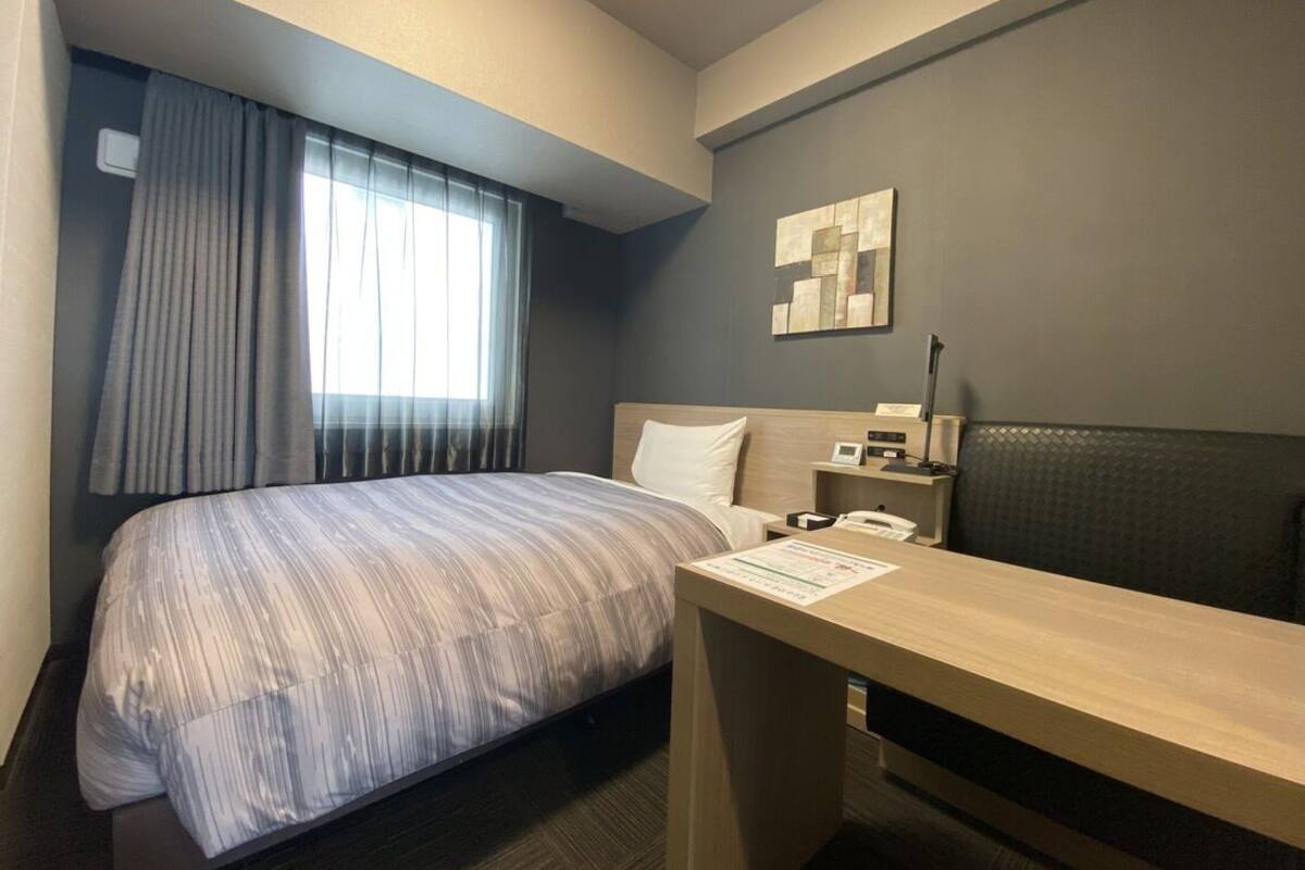 Escritorio, wifi gratis, ropa de cama