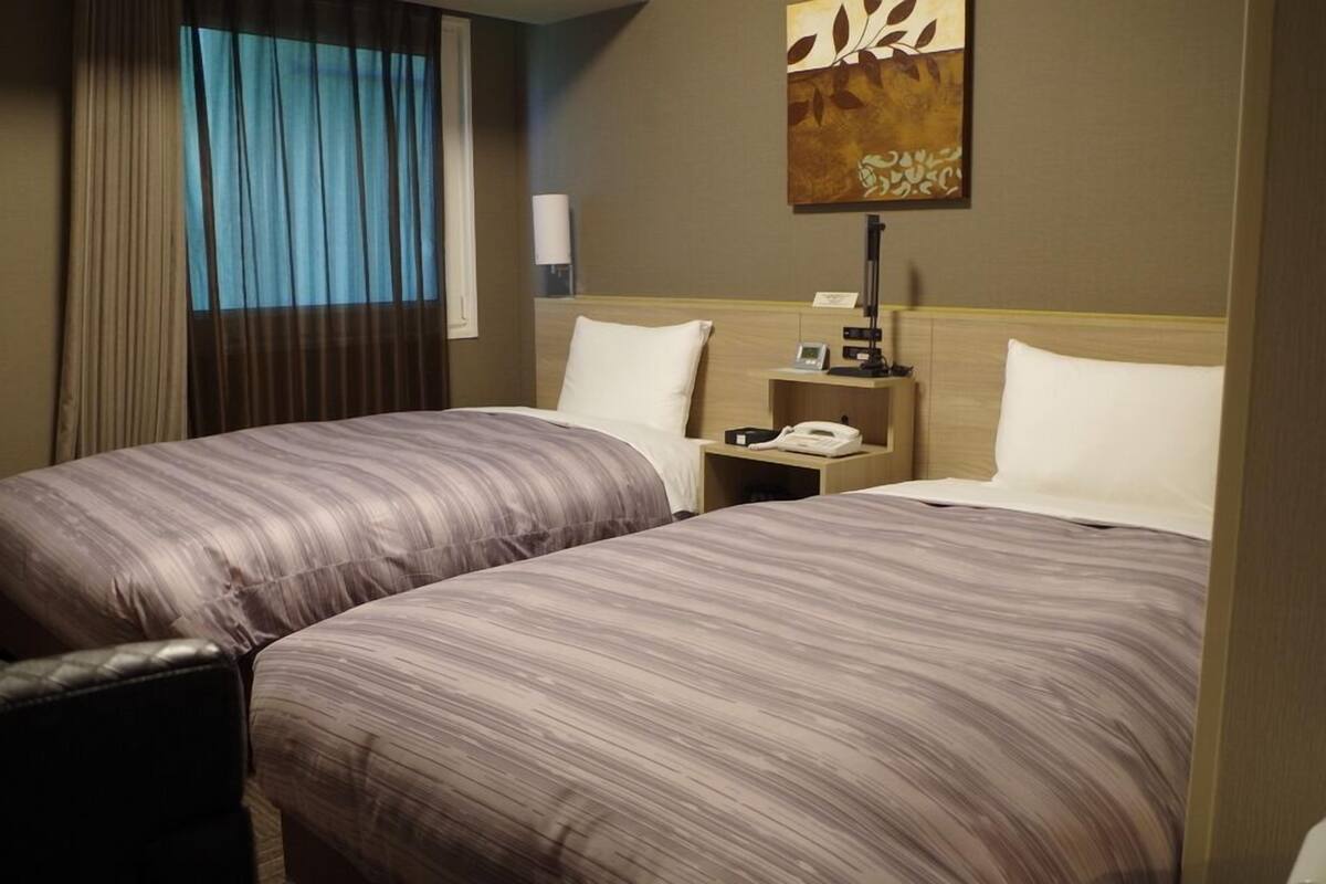 Escritorio, wifi gratis, ropa de cama