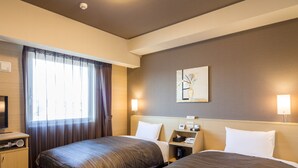 A hotel room with two beds, a desk with a lamp, a TV, and a window with curtains. - Hotel Route Inn Minami Yokkaichi (Yokkaichi)