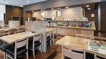 Se sirven cenas y cocina japonesa