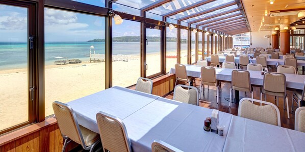 2 restaurants, breakfast, dinner served; international cuisine 