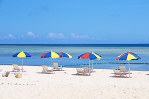 Private beach, white sand, sun loungers, beach umbrellas - Resort Hotel Bel Paraiso (Nakijin)
