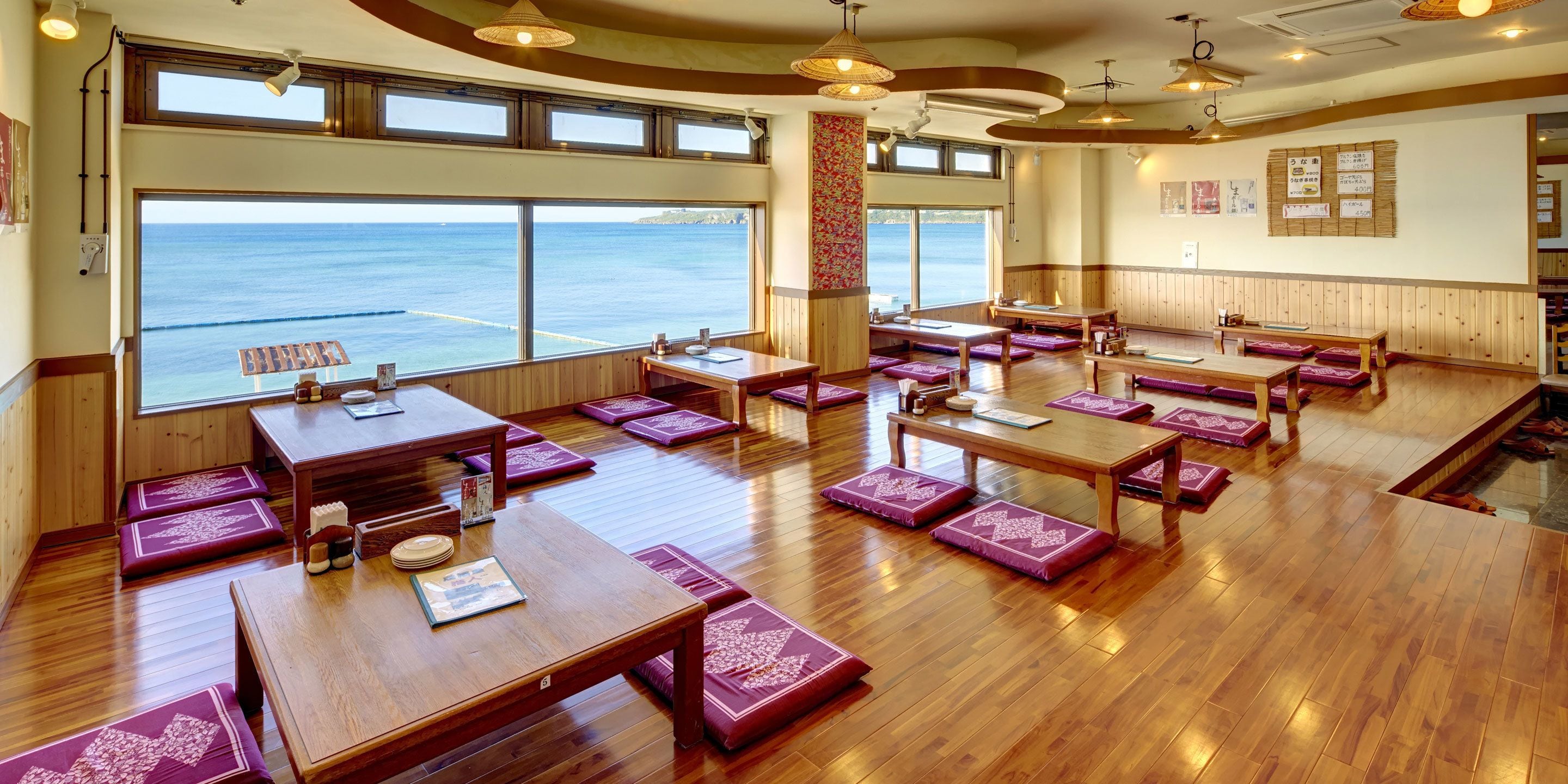 2 ห้องอาหาร, บริการอาหารเช้า อาหารเย็น, อาหารนานาชาติ