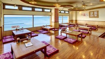 2 restaurants, breakfast, dinner served; international cuisine