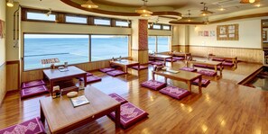 2 間餐廳,供應早餐和晚餐,國際料理