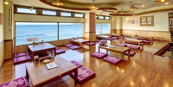 2 restaurants, breakfast, dinner served; international cuisine