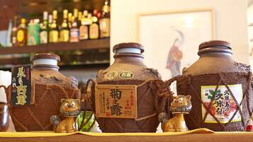 2 restaurants, breakfast, dinner served; international cuisine