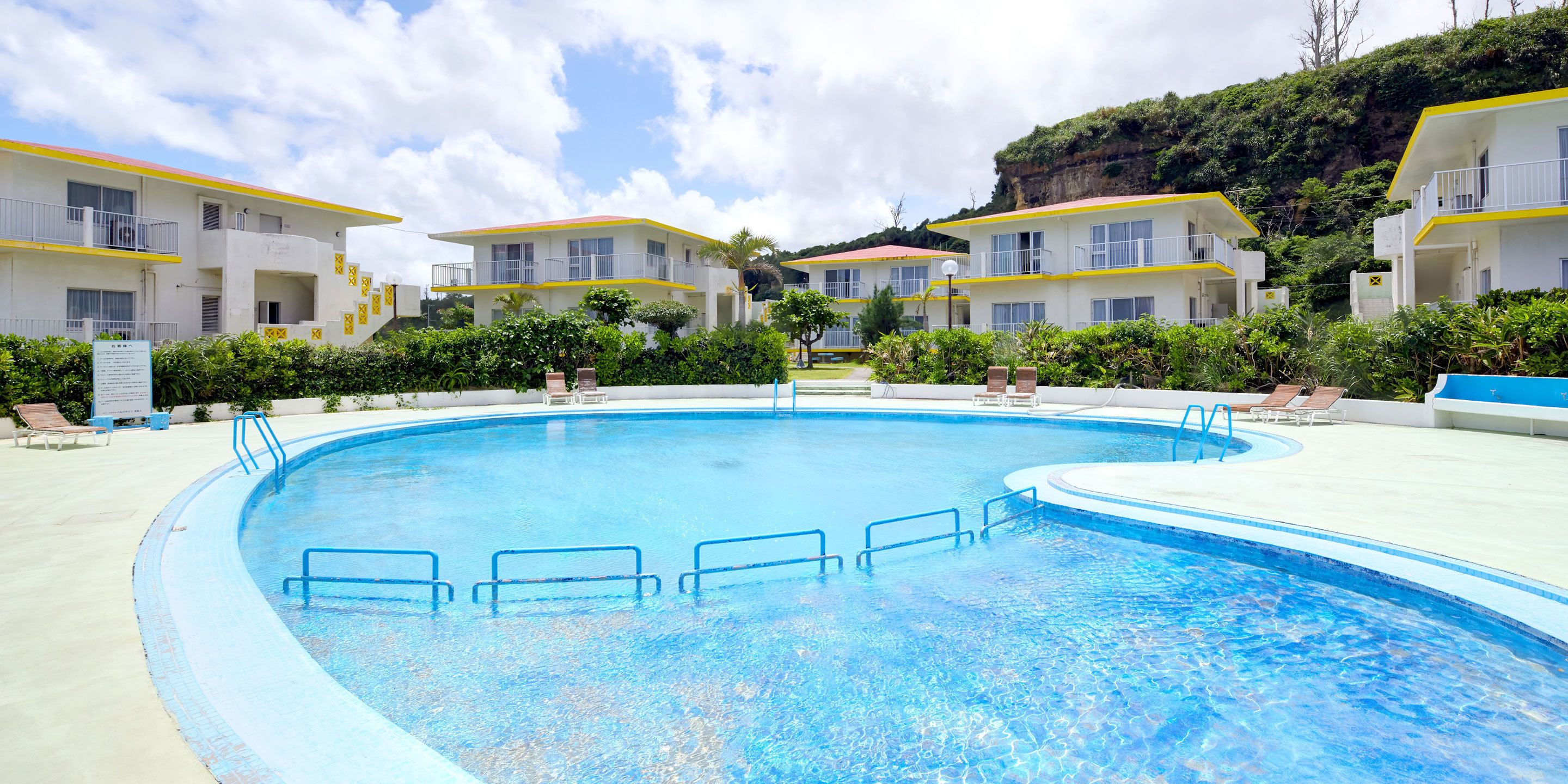 حمّام سباحة خارجي موسمي، مقاعد للتشمس