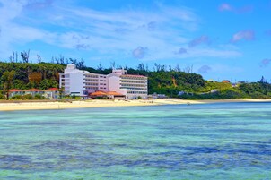 Playa privada, arena blanca, sillas reclinables de playa, sombrillas