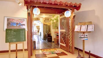 2 restaurants; breakfast and dinner served