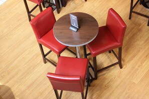 Breakfast and dinner served, local cuisine - ibis Styles Adelaide Grosvenor (Adelaide)