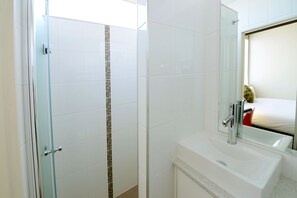 Shower, hair dryer, towels, toilet paper - ibis Styles Adelaide Grosvenor (Adelaide)